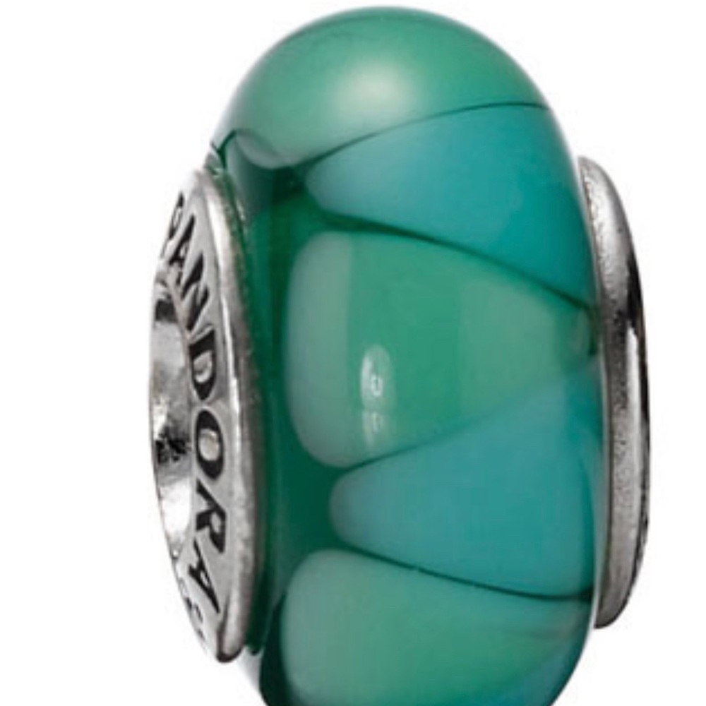 Captivating Green Charm
Retired Captivating Green Murano Glass Bead - 790636